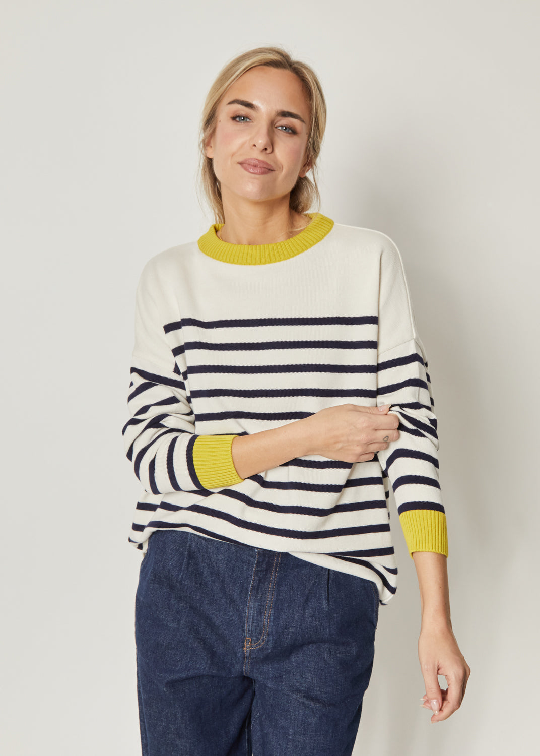 JERSEY MARINERO BLANCO Y AZUL Y CUELLO/PUÑO AMARILLO 100% ALGODÓN EGIPCIO BLACK DAYS