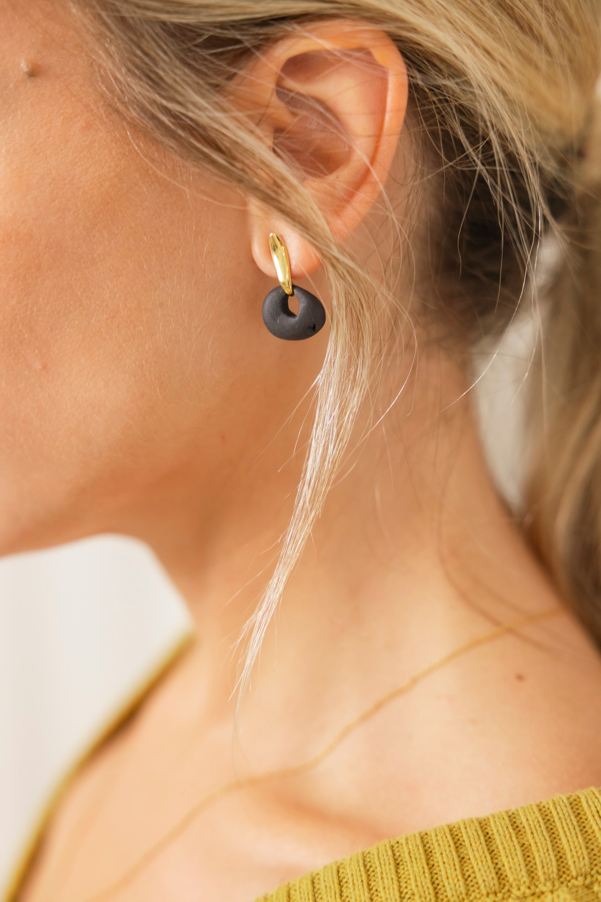 PENDIENTES ORILLA COLOR GRIS ANTRACITA