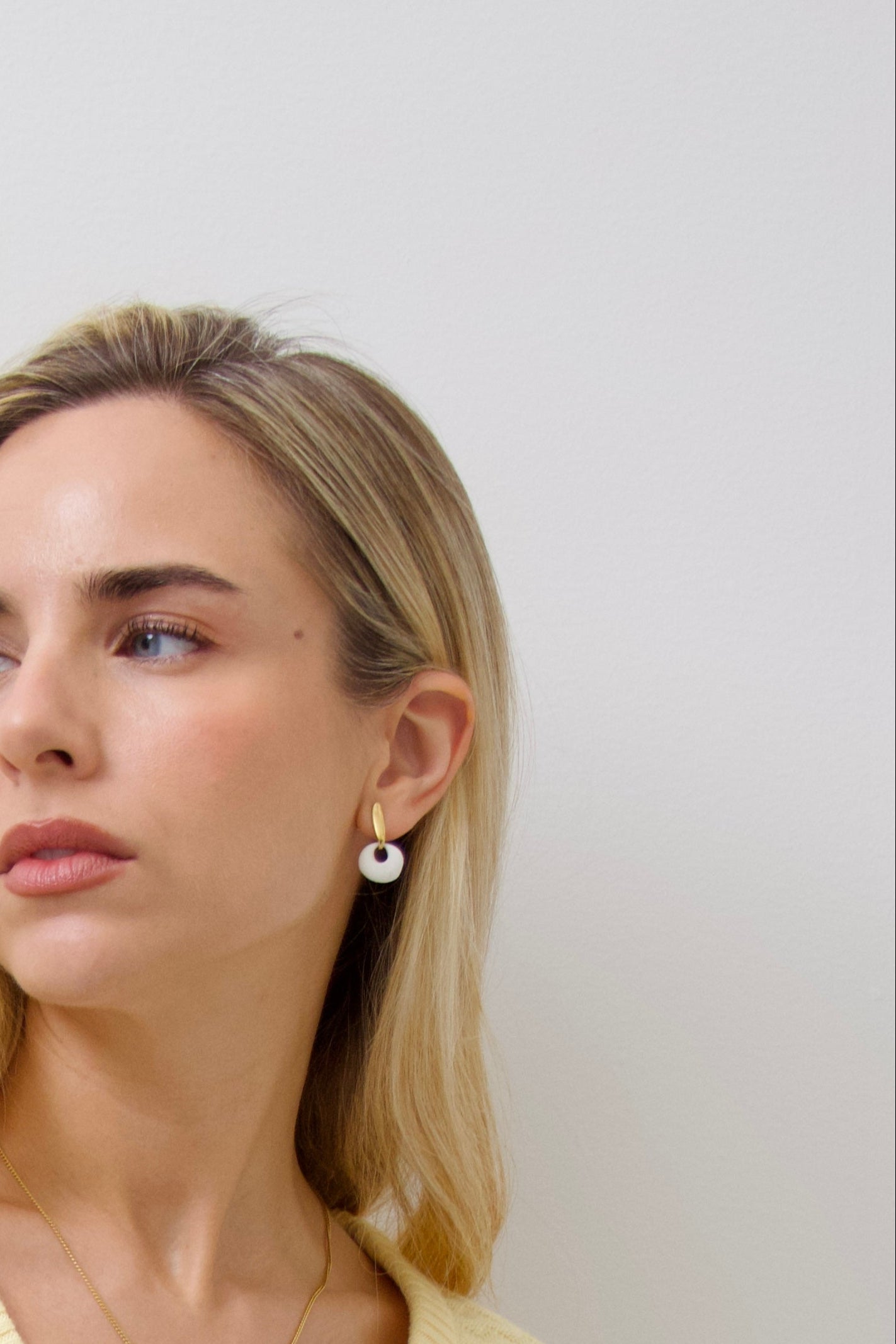 PENDIENTES ORILLA COLOR BLANCO NATURAL