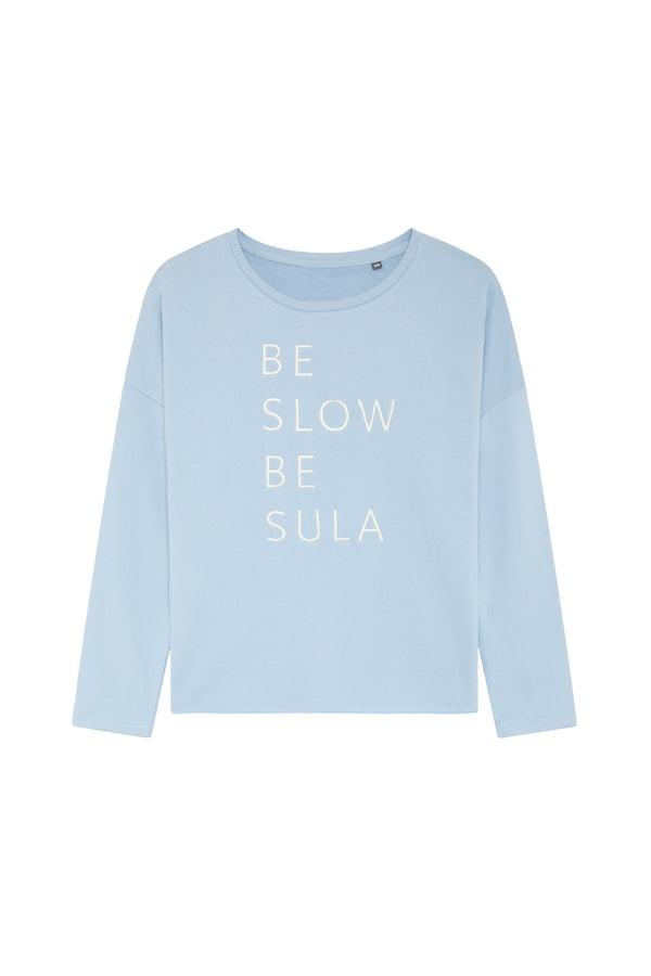 SUDADERA BORDADA BE SLOW BE SULA AZUL CLARO